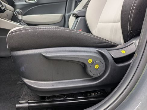 Used 2025 Hyundai Venue SEL FWD image 14