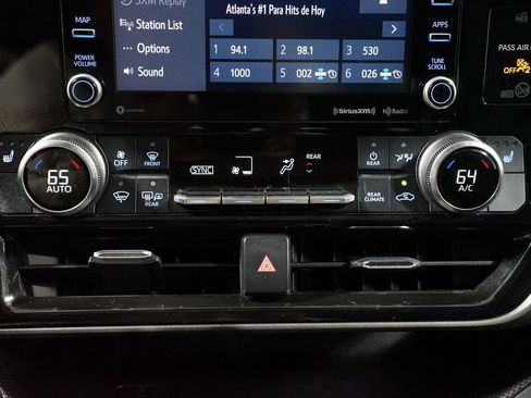 Used 2022 Toyota Highlander XLE image 19