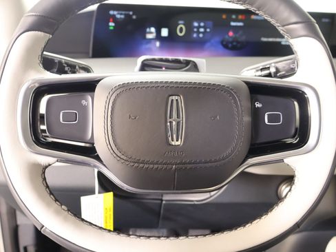 New 2026 Lincoln Navigator Premiere AWD/4WD image 3
