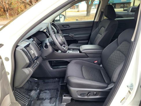 Used 2025 Nissan Pathfinder SV image 12