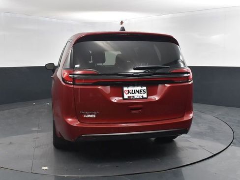 New 2026 Chrysler Pacifica Select image 8