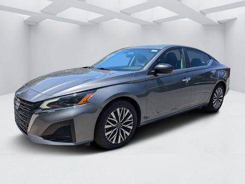 Used 2025 Nissan Altima 2.5 SV FWD image 7
