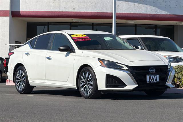 Used 2024 Nissan Altima 2.5 SV FWD image 2