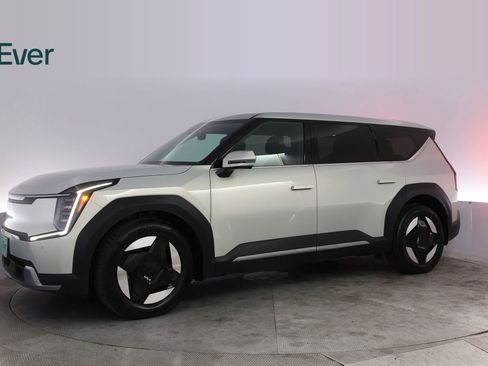 Used 2024 Kia EV9 Light Long Range RWD image 18