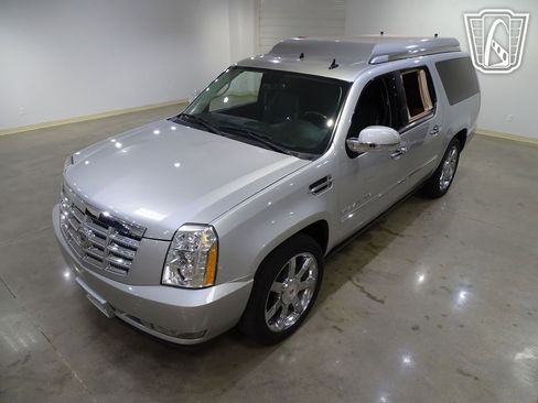 Used 2011 Cadillac Escalade ESV Premium image 3