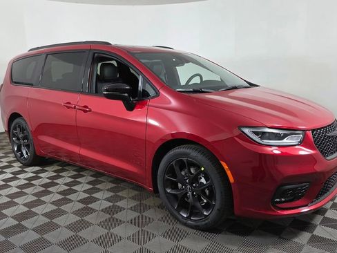 New 2026 Chrysler Pacifica Select image 1