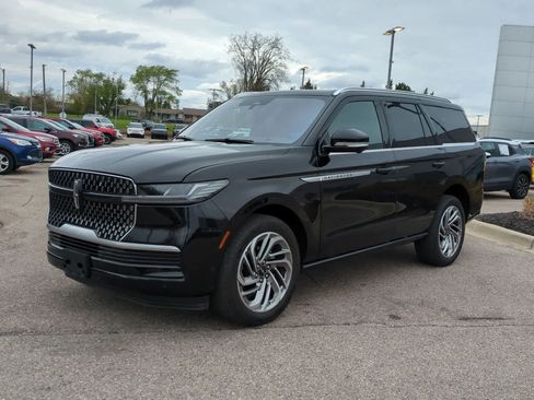 Used 2025 Lincoln Navigator Reserve AWD/4WD image 4