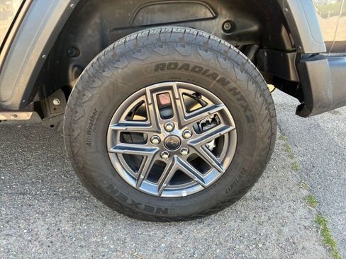Used 2025 Jeep Wrangler Sport S image 29