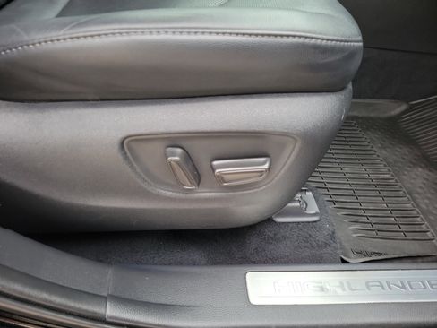 Used 2021 Toyota Highlander Limited AWD/4WD image 6