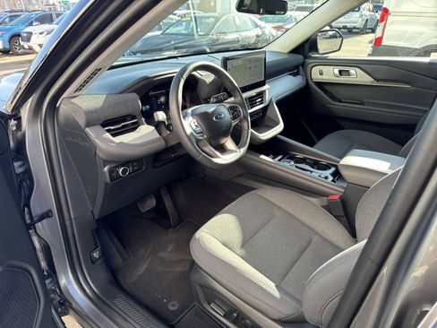 Used 2025 Ford Explorer Active AWD/4WD image 2