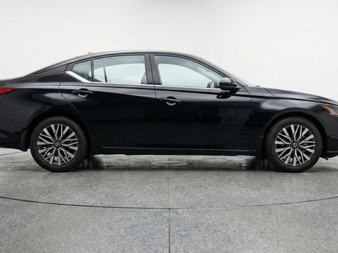 Used 2025 Nissan Altima 2.5 SV image 11