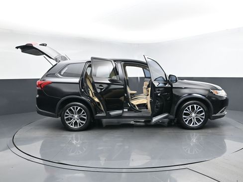 Used 2016 Mitsubishi Outlander SE image 27