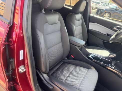Used 2025 Chevrolet Trax LT FWD image 35