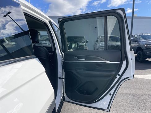 Certified 2023 Jeep Grand Cherokee Limited image 17