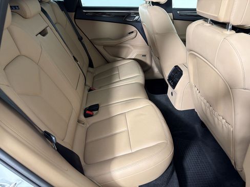 Certified 2024 Porsche Macan AWD/4WD image 30