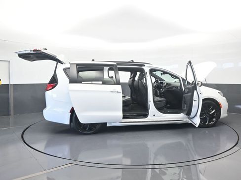 Used 2023 Chrysler Pacifica Touring-L w/ S Appearance Package image 77