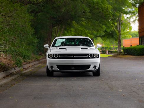 Used 2018 Dodge Challenger SXT Plus RWD image 33