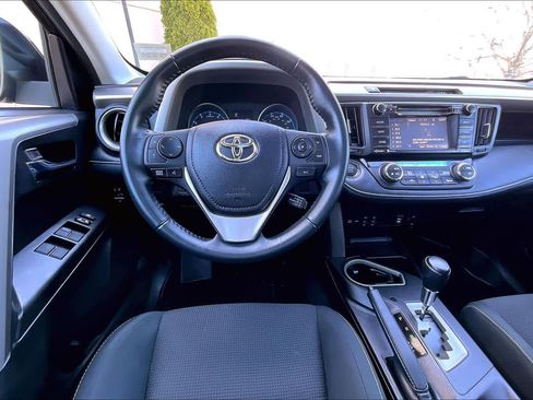 Used 2018 Toyota RAV4 XLE AWD/4WD image 6