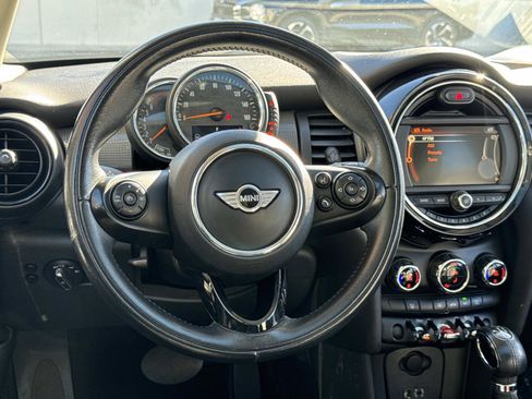 Used 2017 MINI Cooper 4-Door Hardtop image 8