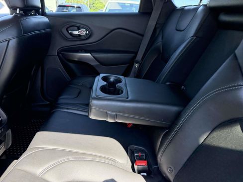 Used 2019 Jeep Cherokee Latitude Plus w/ Cold Weather Group AWD/4WD image 13