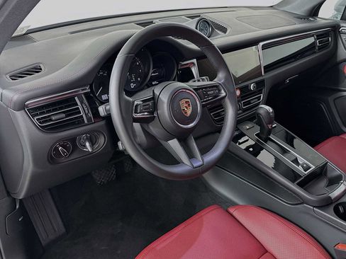 Certified 2025 Porsche Macan image 4