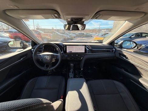 Used 2025 Toyota Camry XLE AWD/4WD image 18