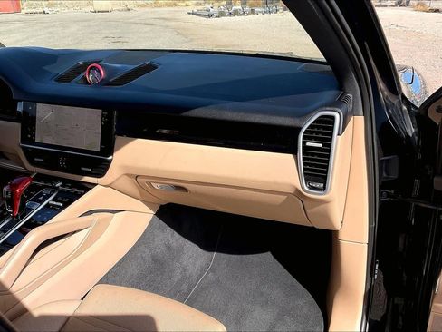 Used 2023 Porsche Cayenne image 18