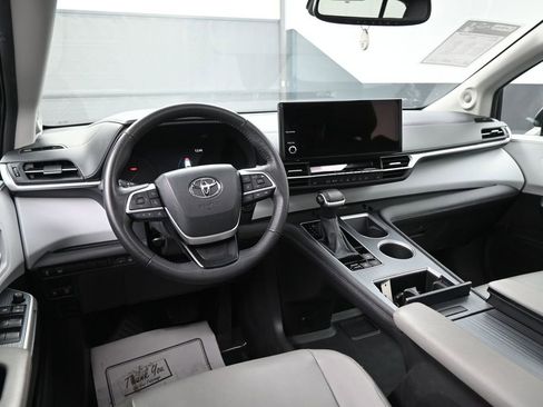 Used 2025 Toyota Sienna XLE w/ XLE Plus Package AWD/4WD image 28