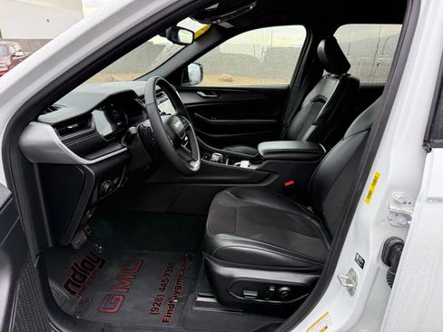 Used 2024 Jeep Grand Cherokee Altitude image 9