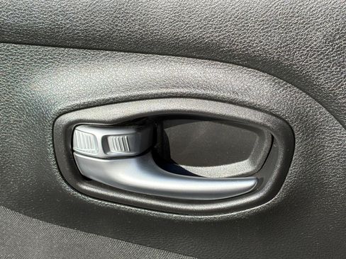 Used 2015 Jeep Renegade Latitude FWD image 17