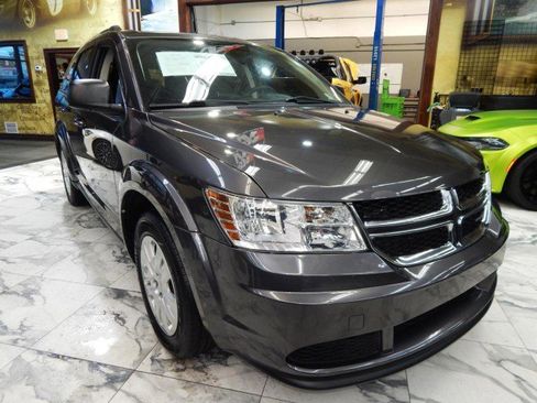 Used 2018 Dodge Journey SE image 1