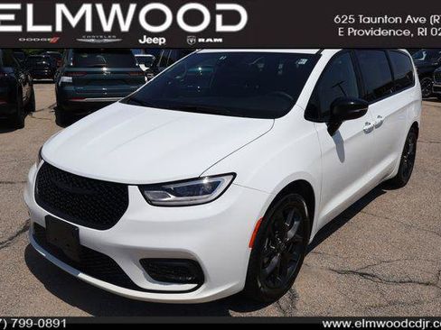 Certified 2026 Chrysler Pacifica Limited w/ S Appearance Package FWD image 1