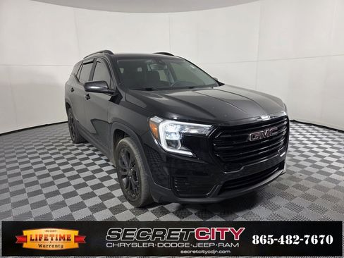 Used 2022 GMC Terrain SLE w/ Driver Convenience Package image 3