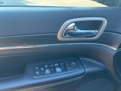 Used 2017 Jeep Grand Cherokee Limited image 19