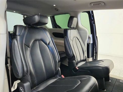 Used 2023 Chrysler Pacifica Touring-L FWD image 37