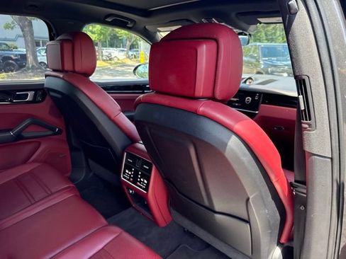 Used 2022 Porsche Cayenne AWD/4WD image 24
