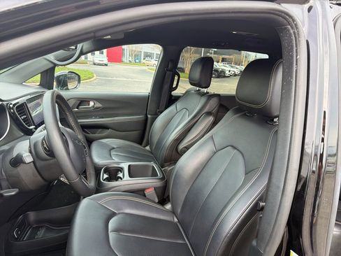 Used 2025 Chrysler Pacifica Select image 13