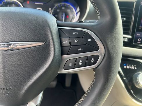 Used 2023 Chrysler Pacifica Touring-L FWD image 31