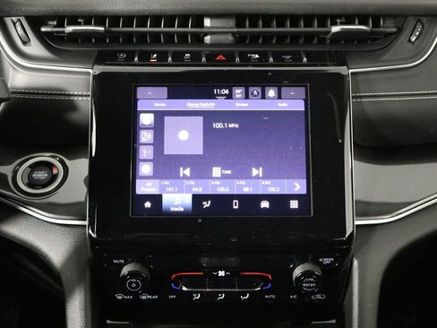 Used 2023 Jeep Grand Cherokee Laredo image 27