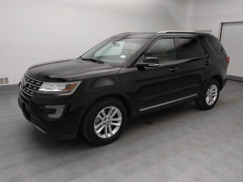 Used 2017 Ford Explorer XLT w/ Equipment Group 202A FWD image 2
