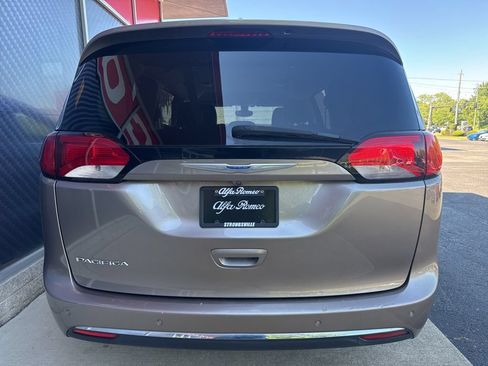 Used 2017 Chrysler Pacifica Touring-L FWD image 10