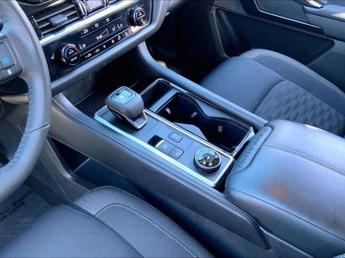 Used 2024 Nissan Pathfinder SV image 13