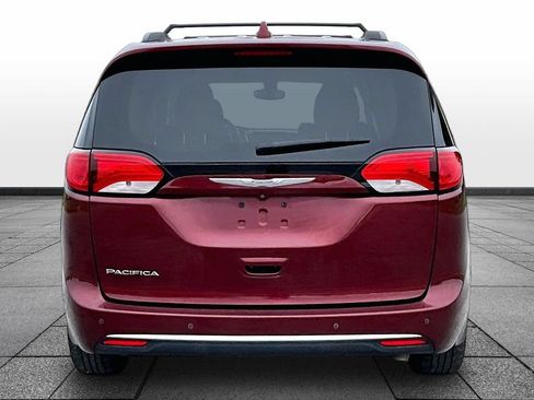 Used 2017 Chrysler Pacifica Touring-L w/ Tire & Wheel Group FWD image 4