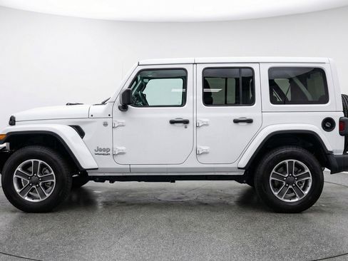 Used 2025 Jeep Wrangler Sahara image 5