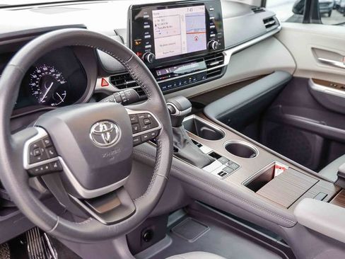 Used 2024 Toyota Sienna XLE w/ XLE Plus Package FWD image 25
