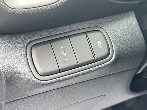 Certified 2025 Hyundai Venue SEL image 27