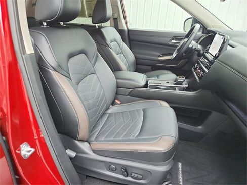 Used 2024 Nissan Pathfinder Platinum w/ Cargo Package image 40