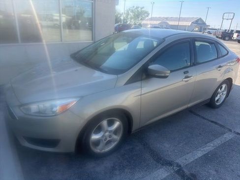 Used 2016 Ford Focus SE w/ SE Winter Package FWD image 1