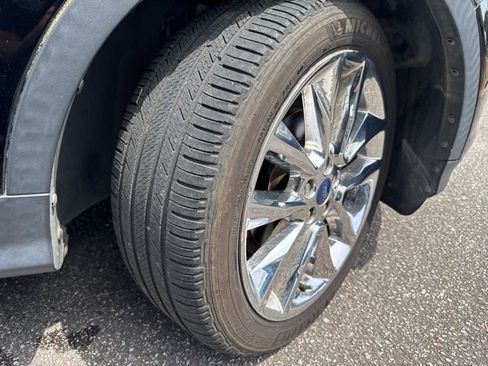 Used 2016 Ford Escape SE w/ SE Chrome Package image 2