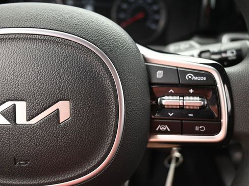 Used 2023 Kia Sorento LX image 32